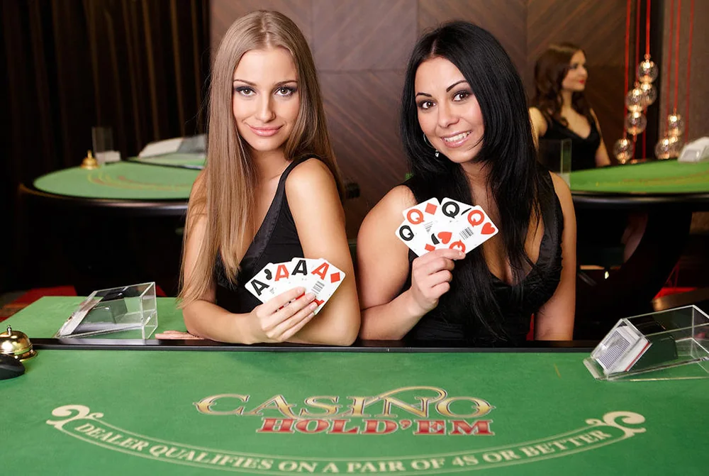 Suasana meja kasino live LUCKYDF dengan dealer dan layar permainan