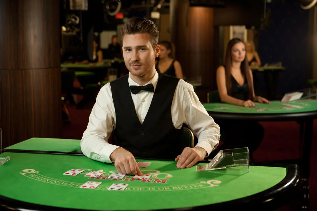 Ruang dealer kasino live LUCKYDF dengan suasana permainan meja